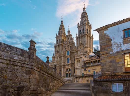 Historische gebouwen langs een route in Santiago de Compostela