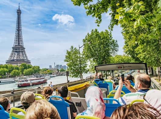 Open-top bus bij Eiffeltoren