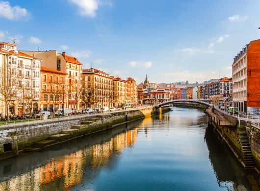 Panorama van Bilbao vanaf de rivier