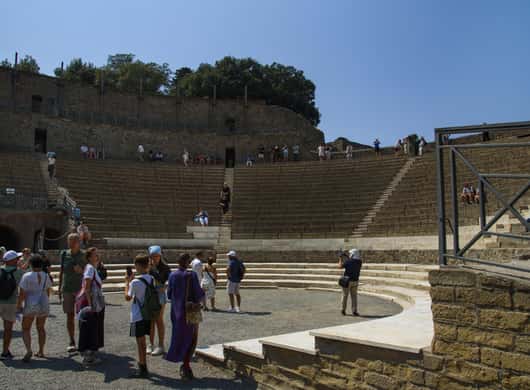 Pad omhoog richting de krater van de Vesuvius
