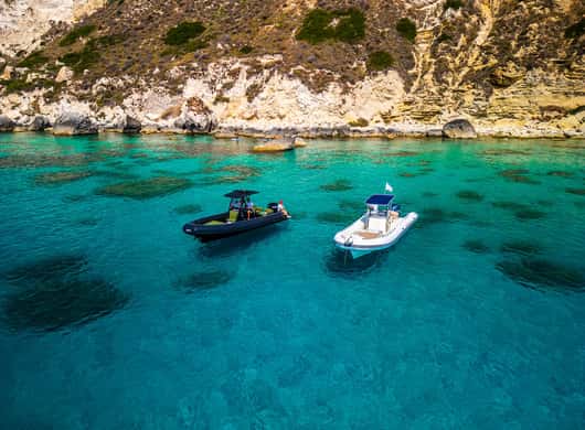 Snorkelende deelnemers in het heldere water bij Cagliari