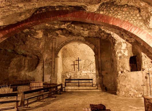 Verlichte gang met bogen onder Cagliari