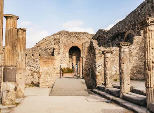 Muur- en zuilresten in Pompeii tijdens een rondleiding