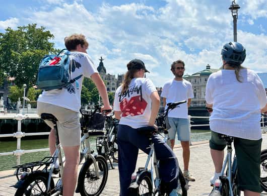 Fietsers met zicht op Bilbao