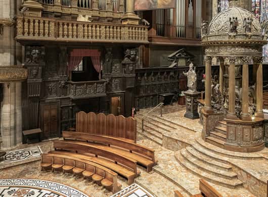 Detail van glas-in-loodramen in de Duomo van Milaan