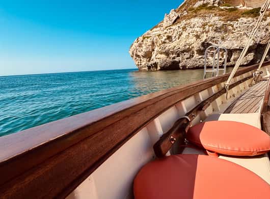 Snorkelaars in helder water nabij het Duivelszadel