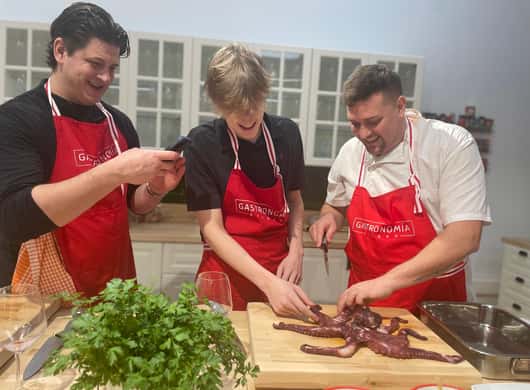 Deelnemers die Baskische gerechten bereiden tijdens kookworkshop