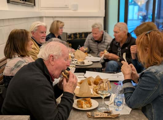 Lokale delicatessen en snacks op een markt in Palermo