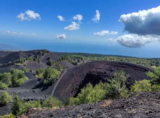 Groep reizigers die een uitzichtpunt bij de Etna bezoekt