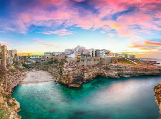 Witte huizen en straatjes in een stad in de Valle d'Itria