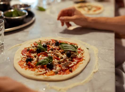 Kom met gelato en ingrediënten tijdens een ijsworkshop