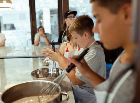 Versgebakken pizza tijdens een kookworkshop in Palermo