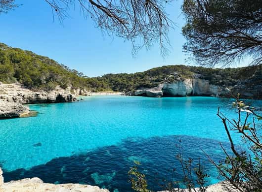 Uitzicht over de kust bij Galdana en Mitjana