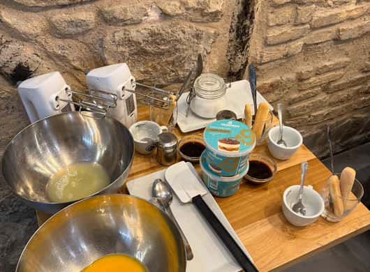 Tiramisu en glas wijn na afloop van de kookles in Palermo