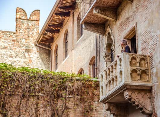 Binnenkant van de Arena di Verona met zitplaatsen