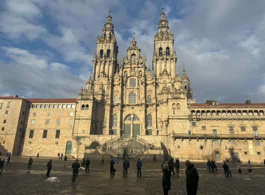 Sfeervol straatje met restaurants in Santiago de Compostela