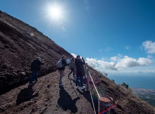 Gids die een groep rondleidt door Pompeii