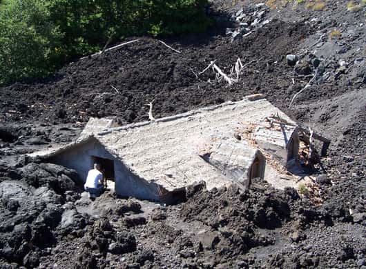 Uitzicht op lavavelden en de Etna vanuit de bus
