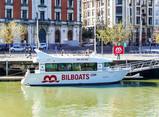 Cruiseschip dat onder een brug in Bilbao doorvaart
