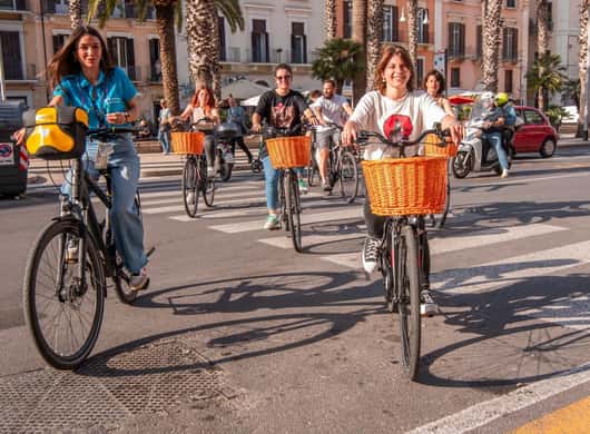 Fietsers in een straat van Bari Vecchia tijdens een tour