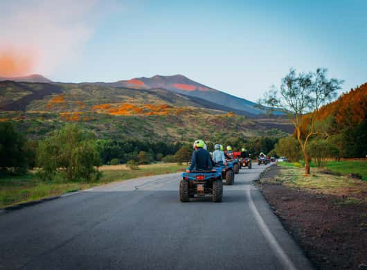 Deelnemers met helm op quads op de Etna