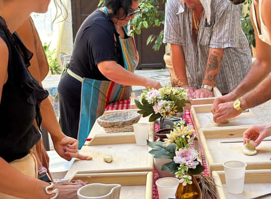 Lokale bewoner die pasta maakt in een straat van Bari