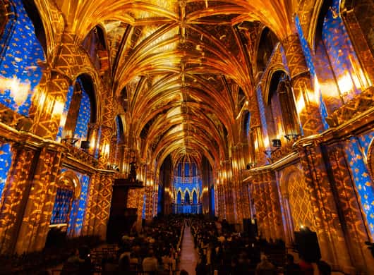 Interieur basiliek met lichtshow