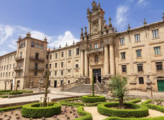 Pelgrims en bezoekers op een plein tijdens een stadswandeling in Santiago
