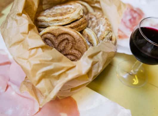 Kazen en vleeswaren in een delicatessenwinkel in Bologna
