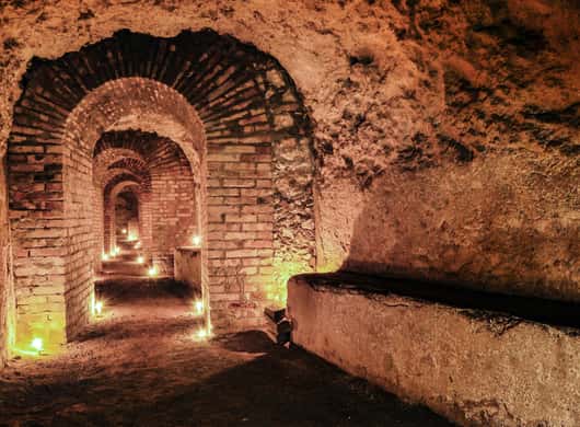 Bezoekers die een ondergrondse ruimte in Cagliari verkennen