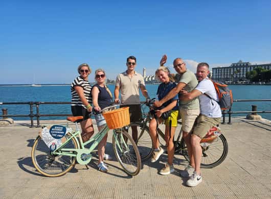 Uitzicht op historische gebouwen in Bari tijdens een fietstour