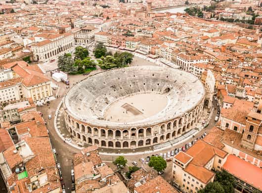 Verona Arena en omliggend plein bij zonsondergang