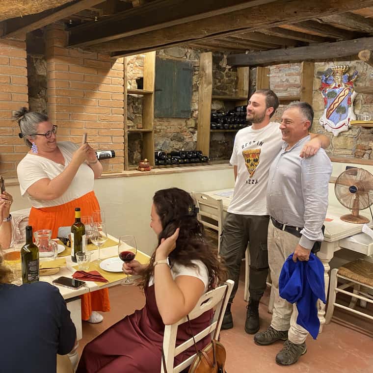 Proeverijplank met hapjes en wijn bij Toscaanse wijngaard