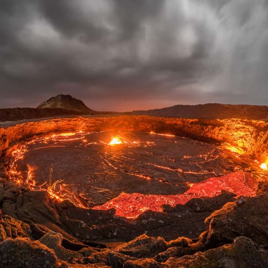 용암보다 무서운 화산쇄설물 화산이 폭발하는 소식을 들으면 뜨거운 용암이 주변 사물을 집어 삼키며 흐르는 모습을 먼저 떠올립니다🌋  그러나 우리에게 용암보다 더 많은 피해를 입히는 것은 화산쇄설물입니다 . . #청송유네스코세계지질공원 #청송지질공원 #청송 #주왕산 #, image size:900x900