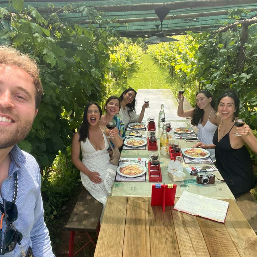 Wijngaard in Toscane met uitzicht over de heuvels