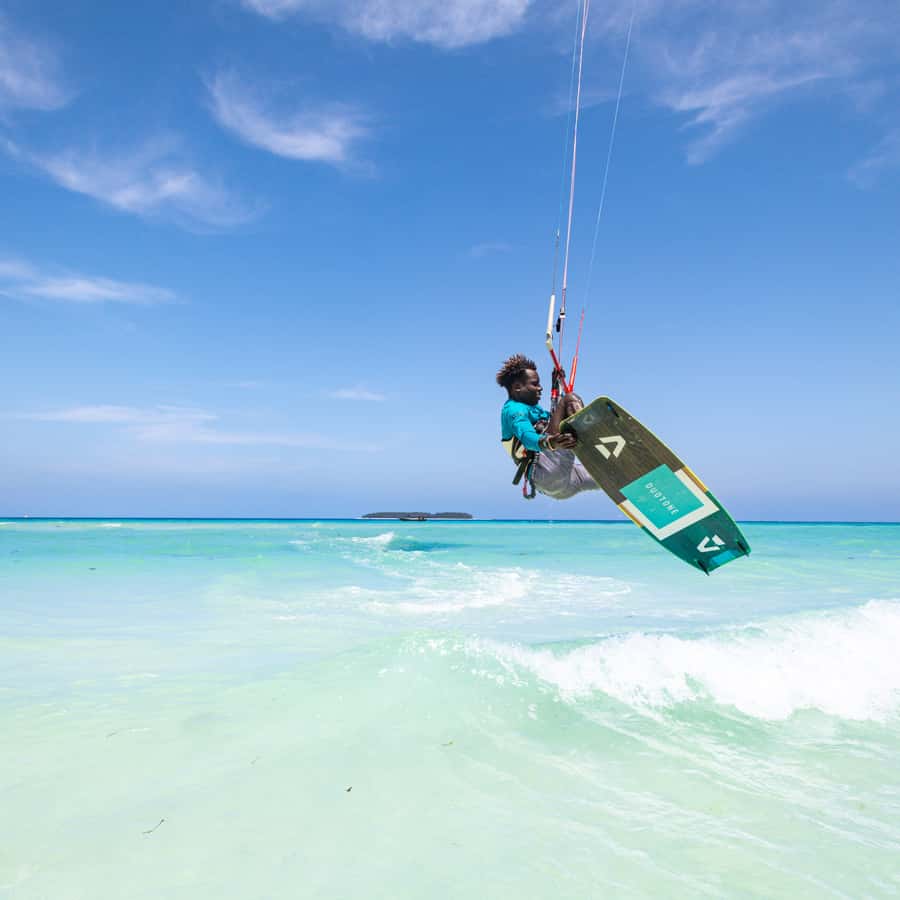 ザンジバル: 1 時間のカイトサーフィン フル装備レンタル | GetYourGuide