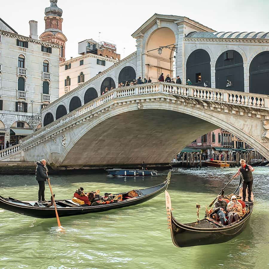 プライベートゴンドラ体験：ヴェネツィアの水路をご堪能ください