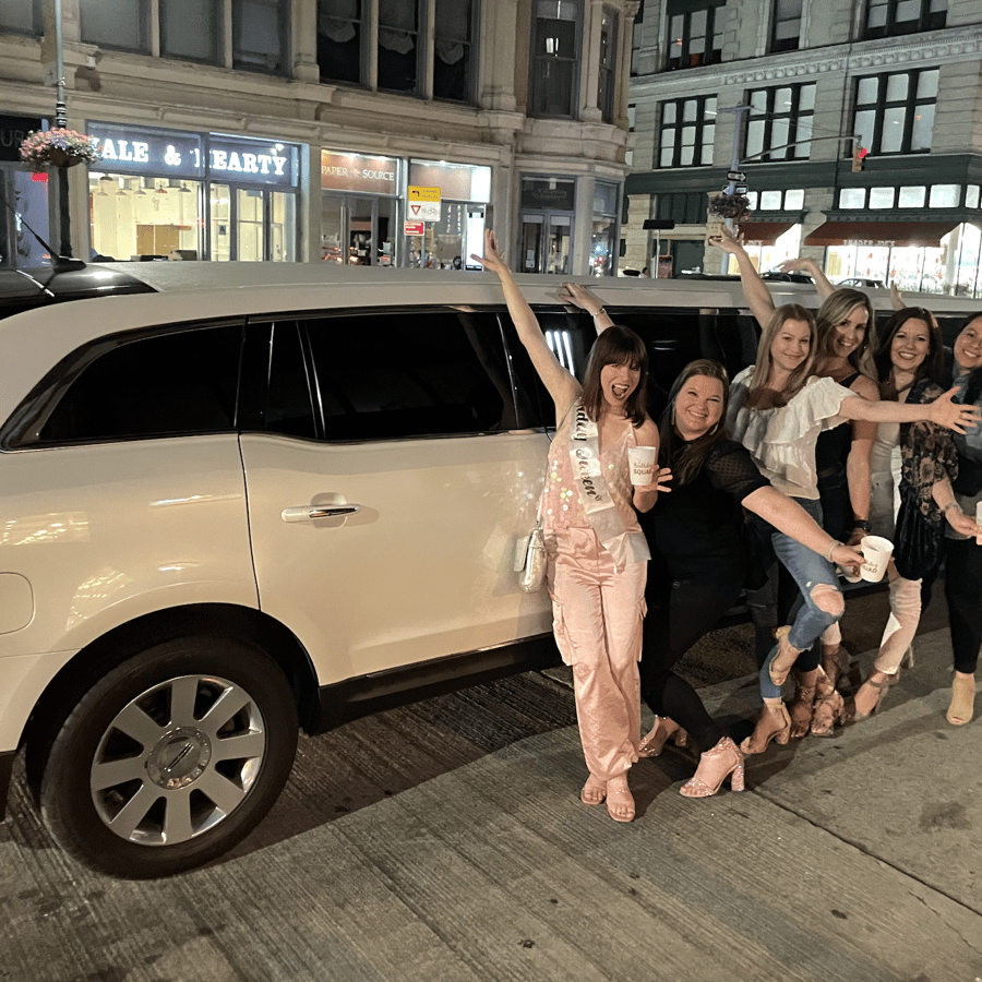 纽约豪华轿车之旅（加长豪华轿车-King 和Queen Limo NYC） | GetYourGuide, image size:900x900