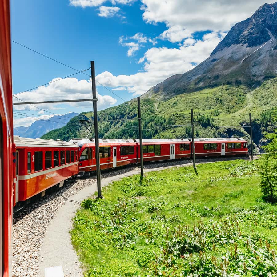 ティラーノからサンモリッツ：ベルニナ赤列車往復一日乗車券
