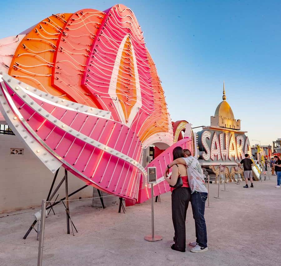 ラスベガス：ネオン博物館のナイト体験とオープントップバスツアーをお