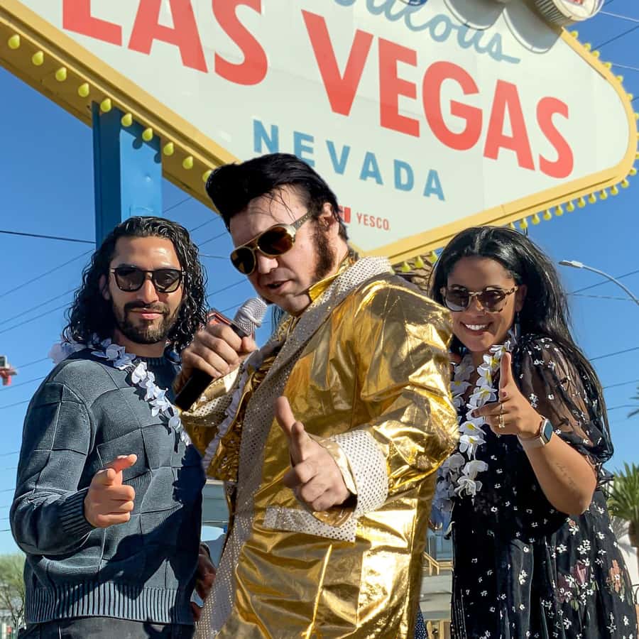 Las Vegas: Renovación de votos o boda con Elvis de oro en Welcome Sign |  GetYourGuide, image size:900x900