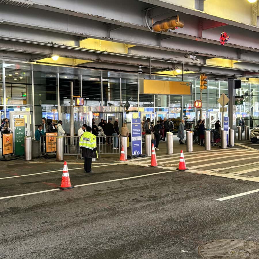 纽约：曼哈顿中城至肯尼迪机场、拉瓜迪亚机场或纽瓦克机场| GetYourGuide