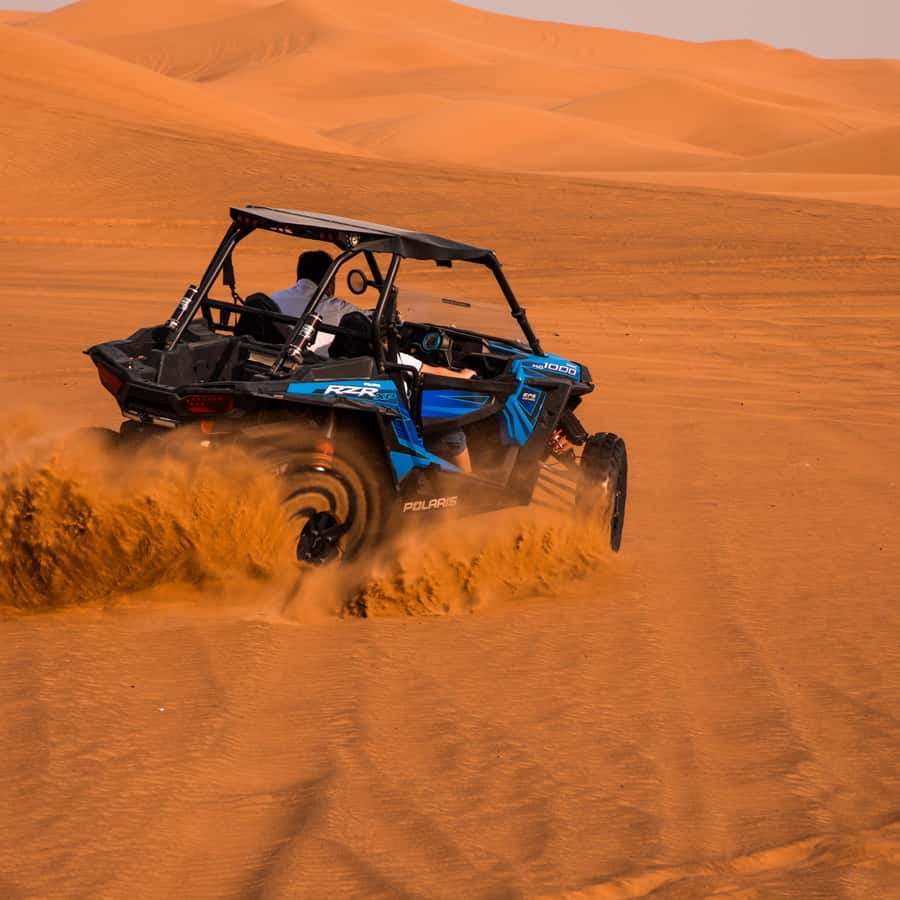 ドバイ：赤い砂丘サファリ、デューンバギー、サンドボード、BBQをお楽しみください | GetYourGuide