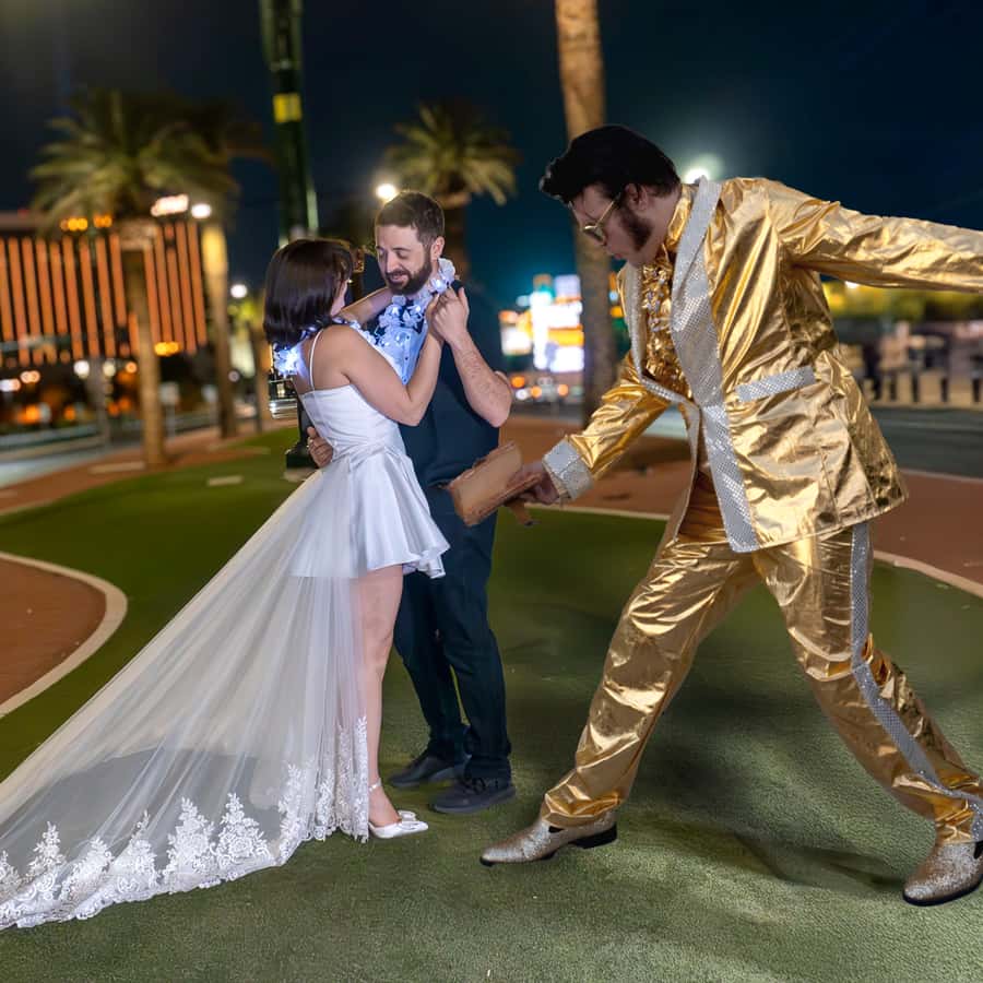 Las Vegas: Renovación de votos o boda con Elvis de oro en Welcome Sign |  GetYourGuide, image size:900x900