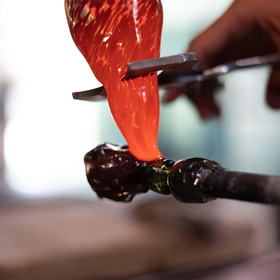 ムラーノ：ガラス工場見学と実演体験 | GetYourGuide