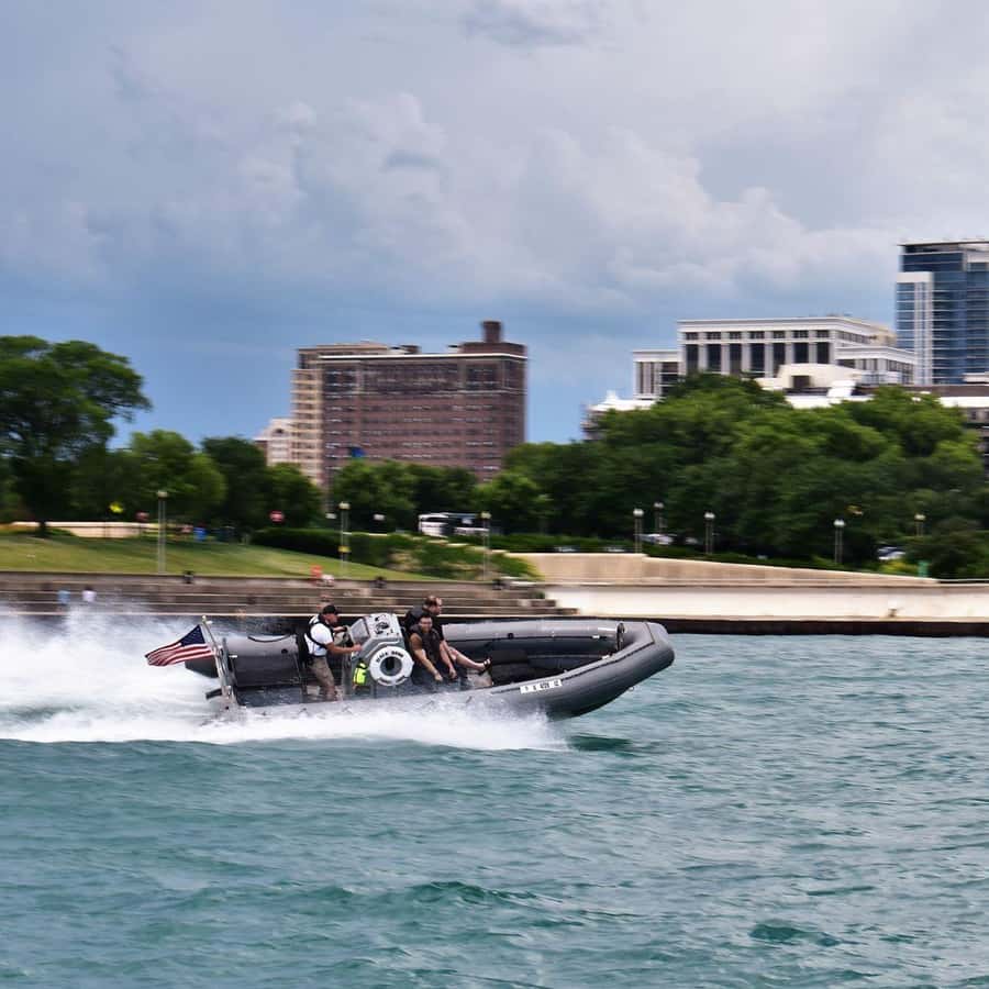 芝加哥乘坐RIB 船遊覽湖泊和河流| GetYourGuide