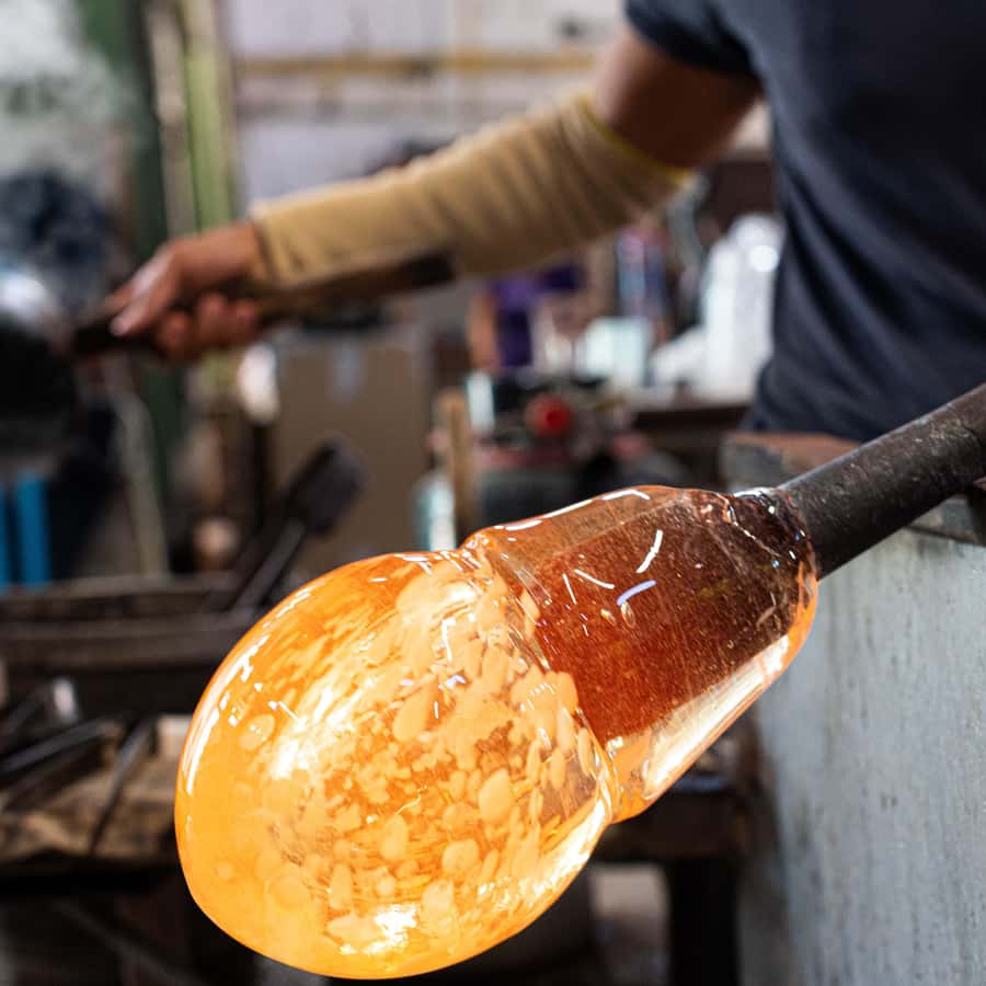 ムラーノ：ガラス工場見学と実演体験 | GetYourGuide