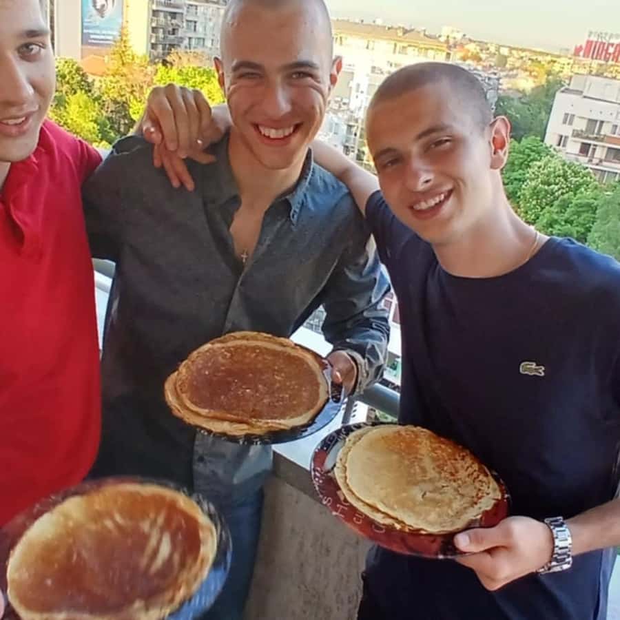 蛋奶酥煎饼配新鲜覆盆子和蓝莓库存照片1150802063 | Shutterstock, image size:900x900