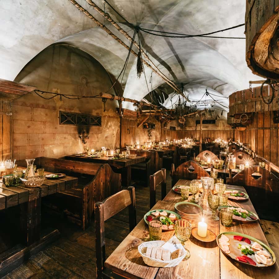 Praga: Jantar medieval com bebidas ilimitadas | GetYourGuide, image size:900x900