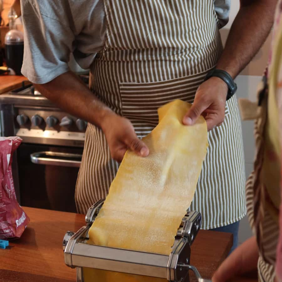 Vers bereide pasta en Toscaanse gerechten op tafel